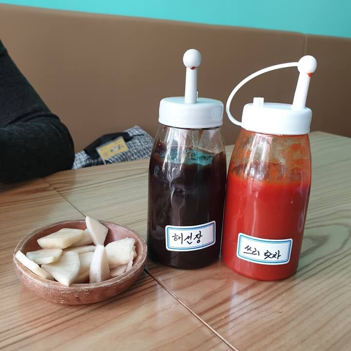 양재-피넘타이-밑반찬인-절임무와-해선장-스리랏챠소스가-있다