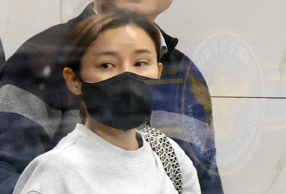 사기 혐의로 구속된 전청조 씨가 한때 재혼 상대였던 펜싱 국가대표 출신 남현희 씨를 공범으로 지목한 가운데 남 씨가 이를 전면 부인했다. 사진은 지난해 11월 7일 오전 서울 송파구 송파경찰서에서 피의자 신분으로 조사를 마친 뒤 나오고 있는 남 씨. [사진=뉴시스]