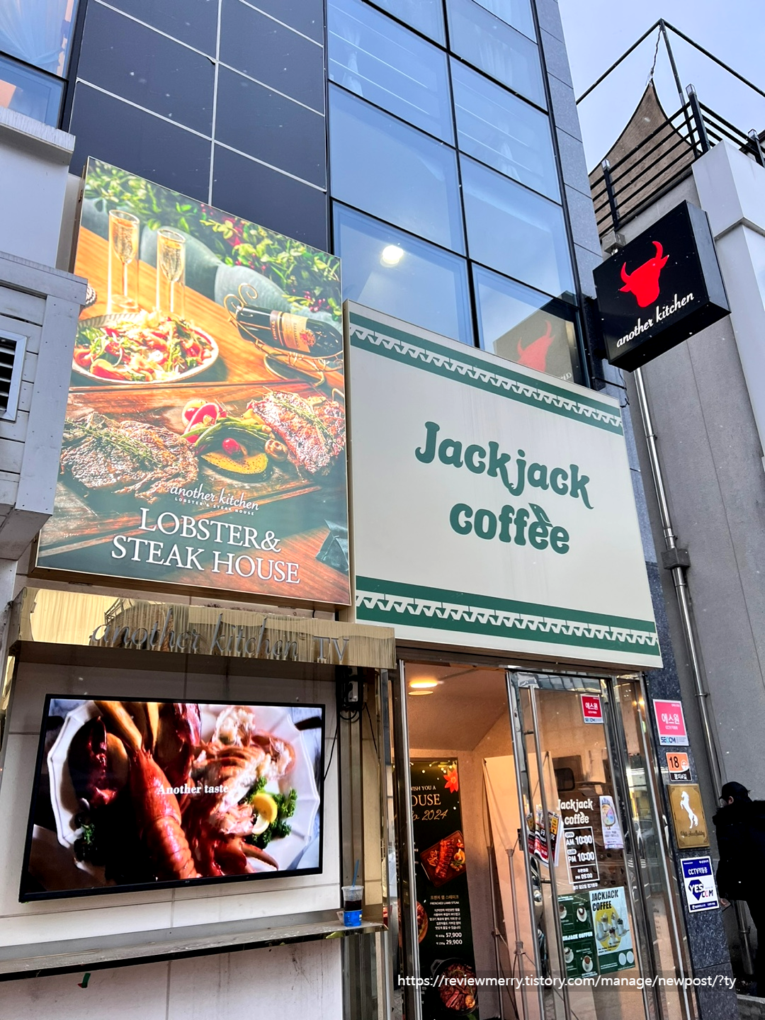 건물 입구 사진