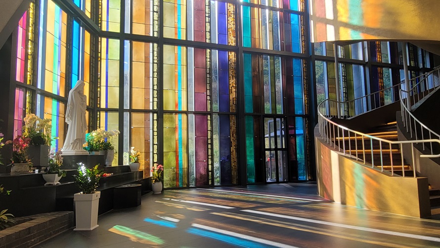 성모자상 뒤에 아름다운 스테인드글라스가 병풍처럼 펼쳐진, 서울 양원성당