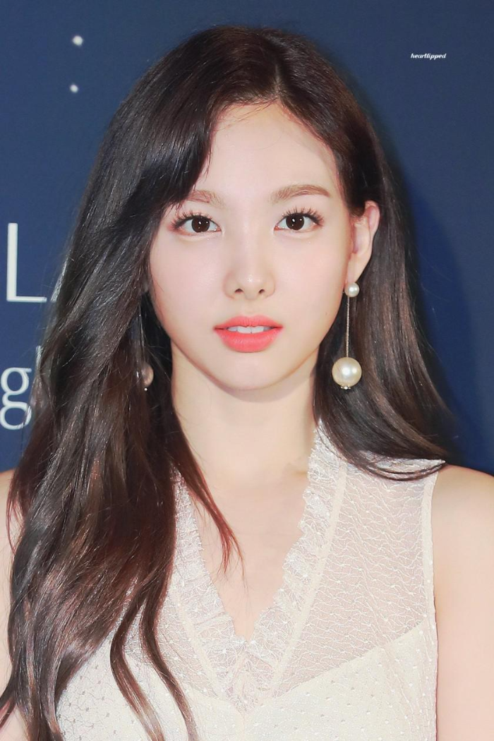 순백의 드레스를 입은 나연 정면사진