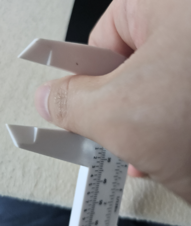 버니어캘리퍼스로 엄지 사이즈 측정하기
