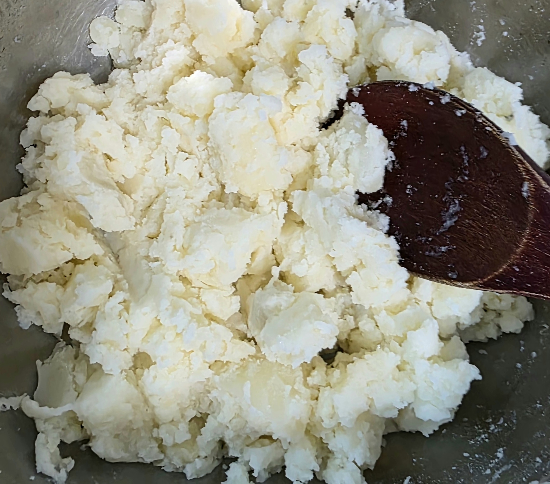 감자를-으깨는-모습입니다.