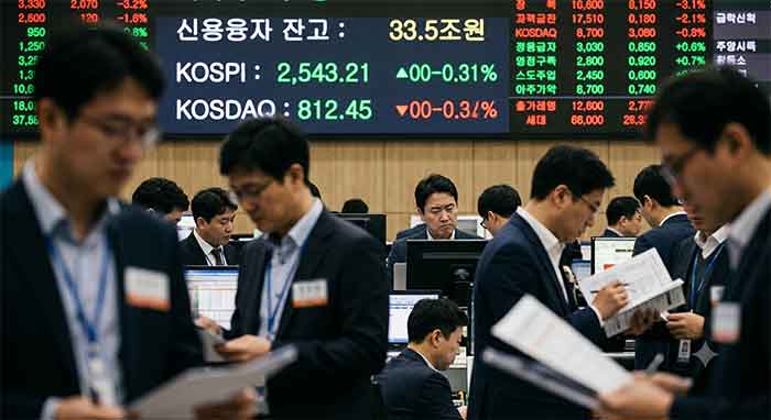 '신용융자 잔고 33.5조원' 문구가 표시된 전광판과 증권가 트레이딩룸 실사 이미지.