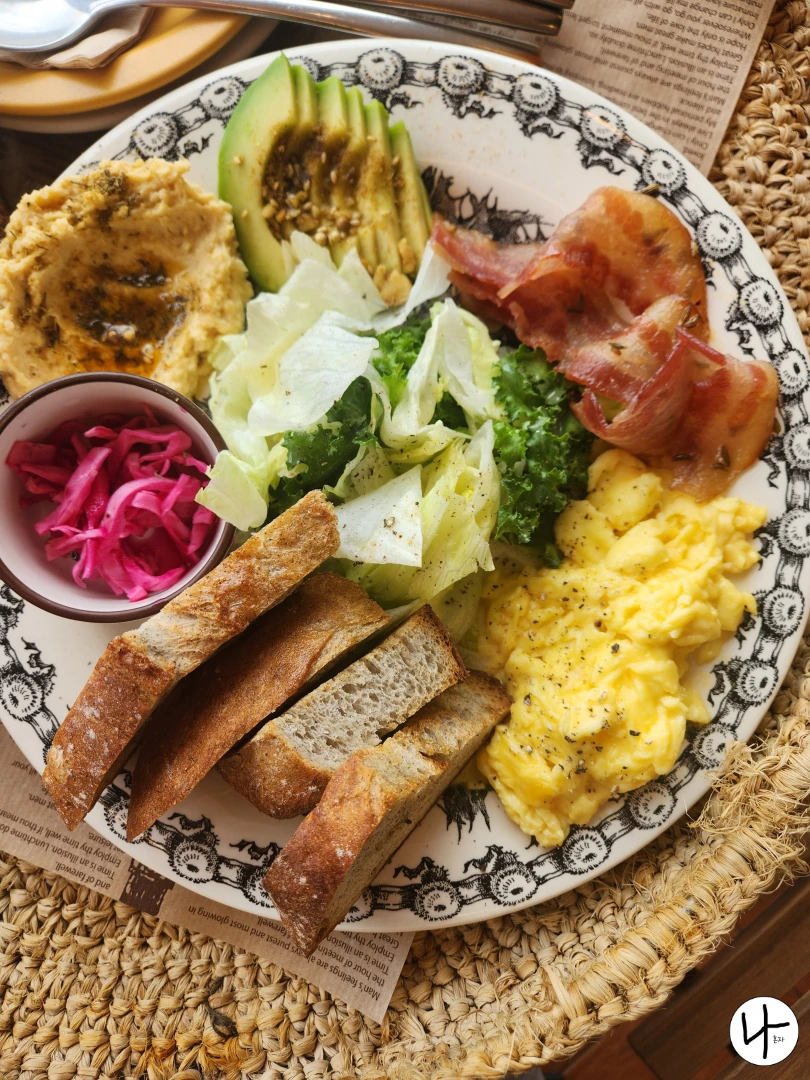 계란-베이컨-등이-올라간-기본-브런치
