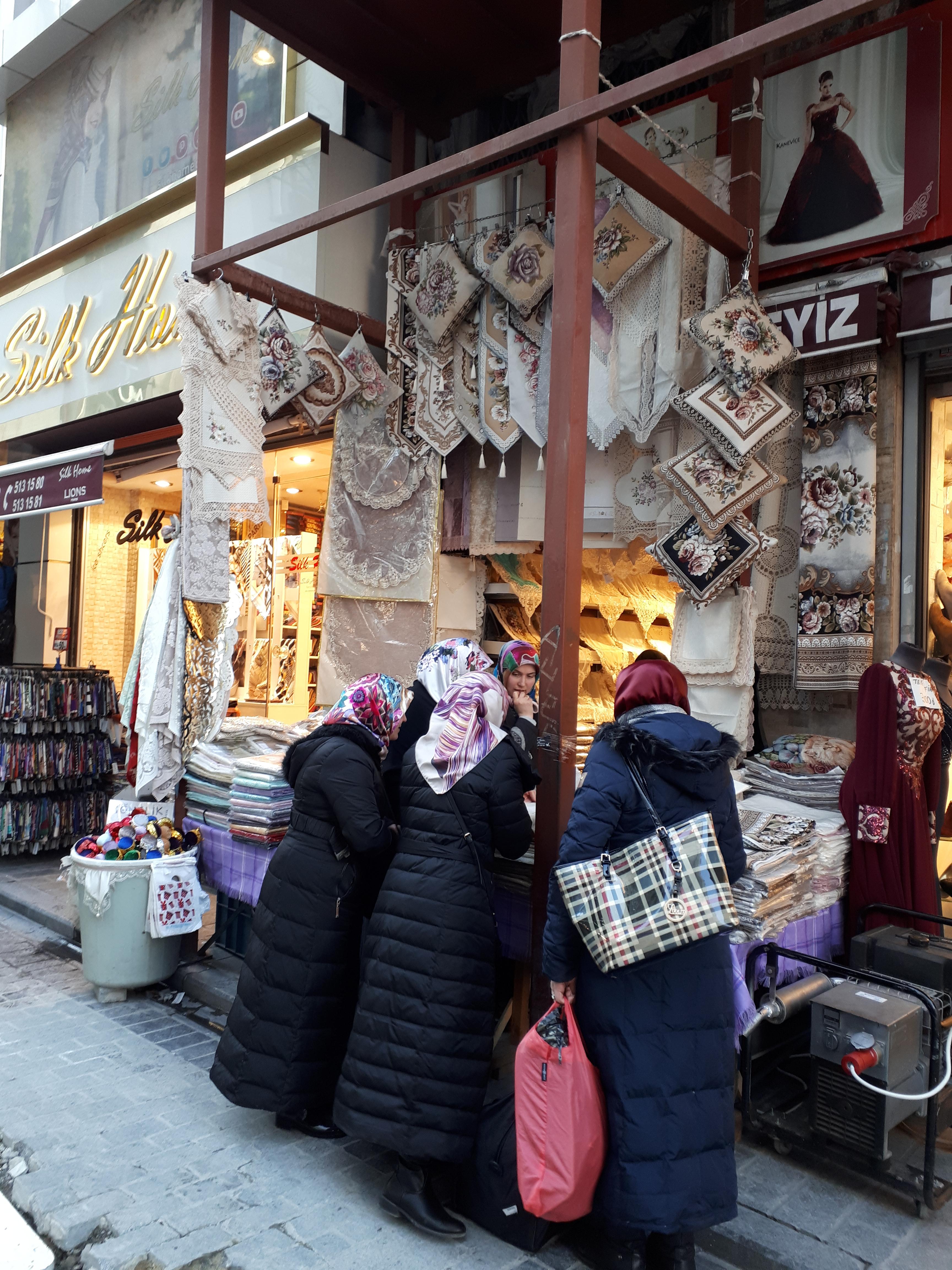 튀르키예 이스탄불 그랜드 바자르의 여인들