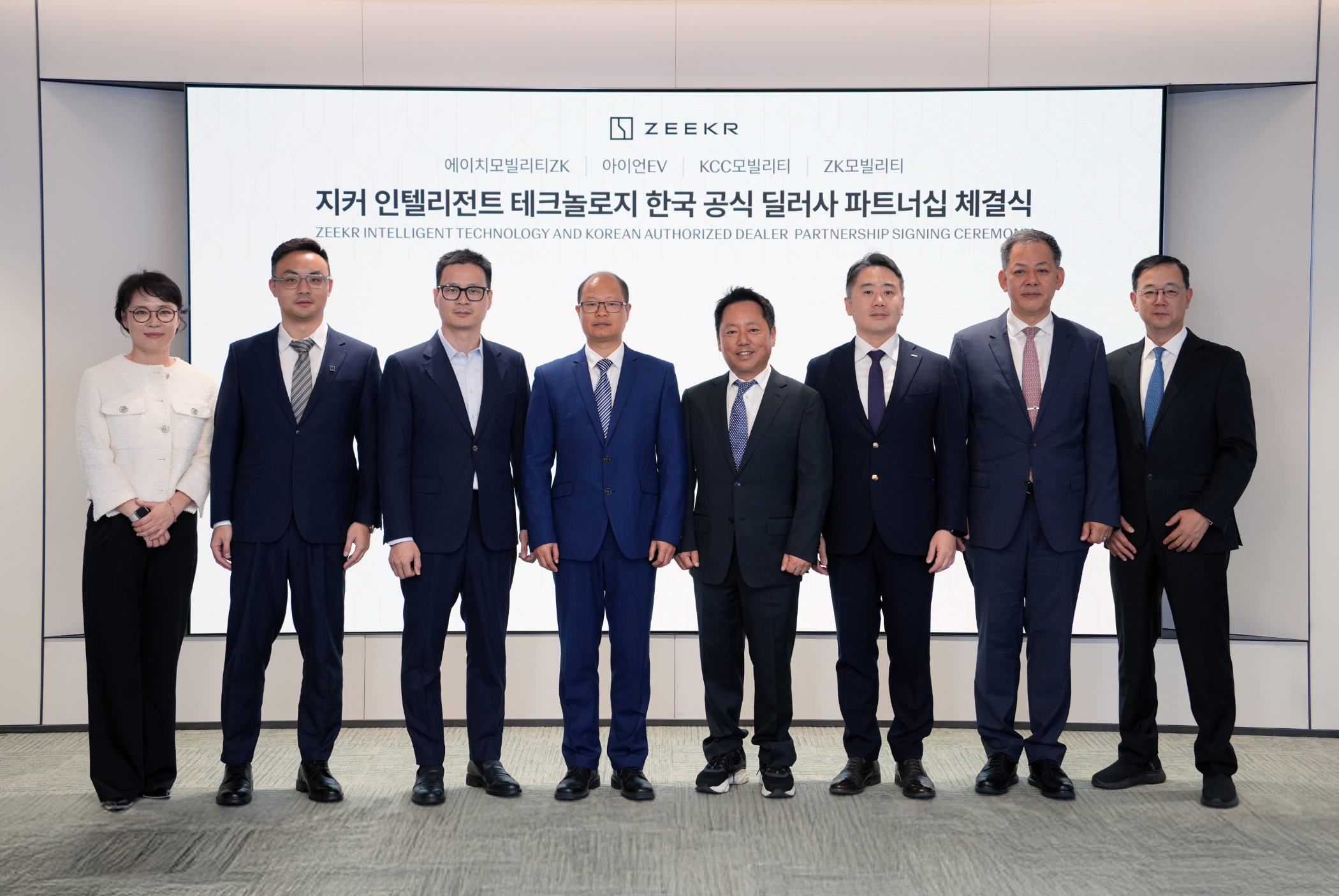 제네시스 GV80과 지커 9X의 디자인 경쟁 구도 및 지리 그룹의 SEA 전용 플랫폼 수직 계열화 전략을 시각화한 프리미엄 시장 분석 인포그래픽