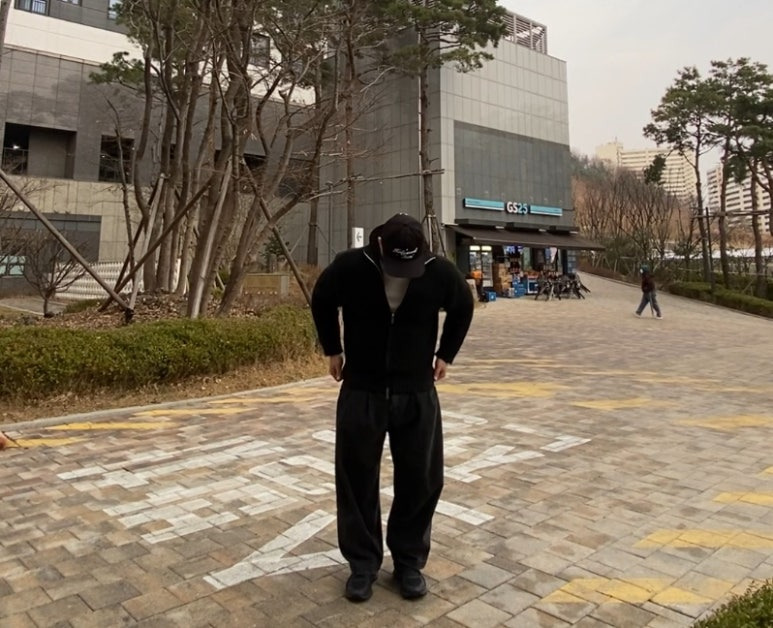 데일리룩('26.3.20.)에페 EEFE 빈티지 할리우드 스타 볼캡, 르마드 에어울 하이넥 사선 집업 니트 블랙 카디건, 무신사스탠다드 와이드 벌룬 팬츠, 아식스 조그 100 블랙