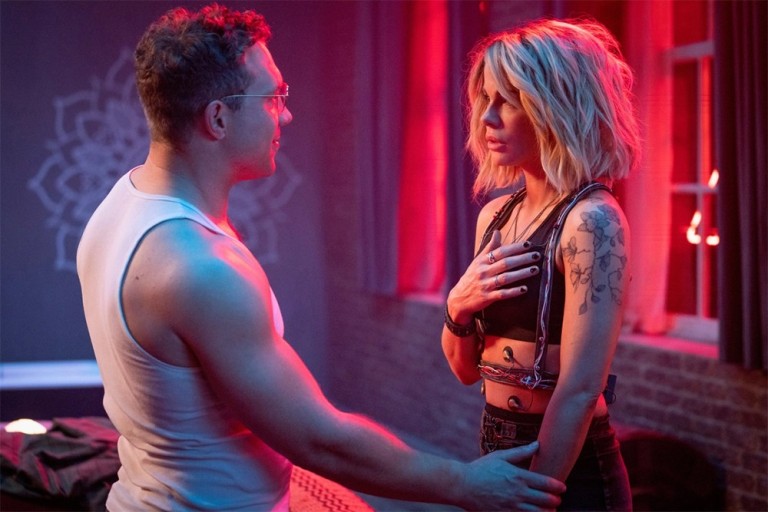 서로를 바라보는 두 남녀의 모습