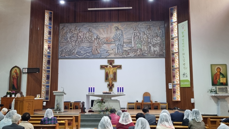 목포 대성동성당 제단, 제대, 십자고상 사진입니다.