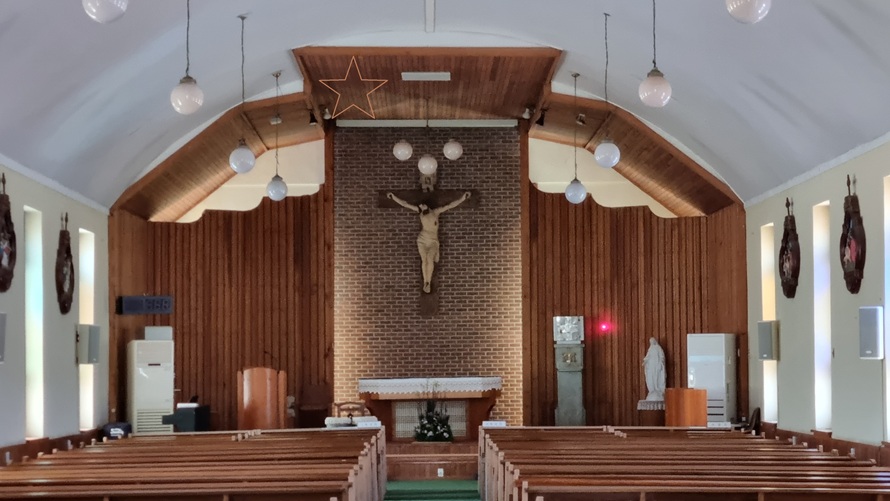 목포 경동성당 성전 내 십자고상, 제대, 제단 사진