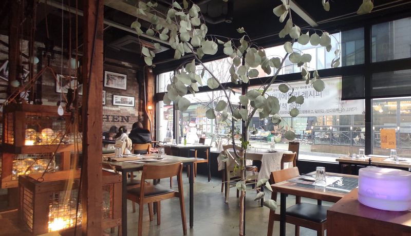 고장난 전구들을 나무 상자에모아 인테리어한 내부모습