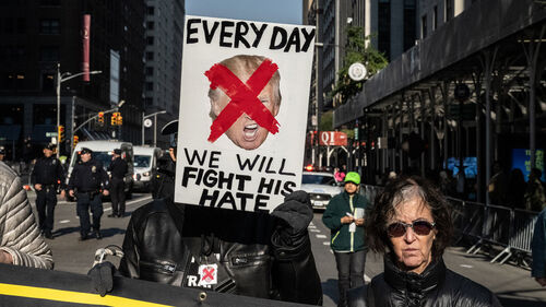 트럼프에 반대하는 미국 시민들이 2025년 뉴욕 거리에서 시위를 벌이고 있다