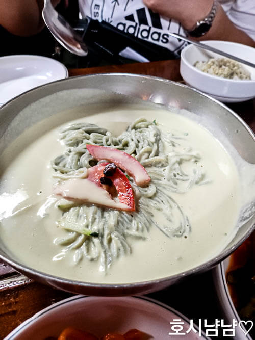 고소하면서 텁텁하지 않은 콩국수