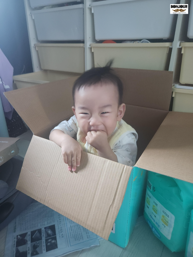 아기가 자기 손을 깨물고 있는 모습, 깨무는 아기 교육하기