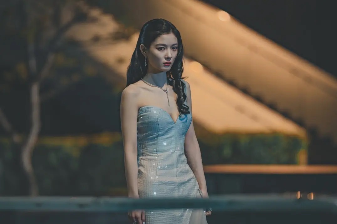 준서를 흘겨보는 아진