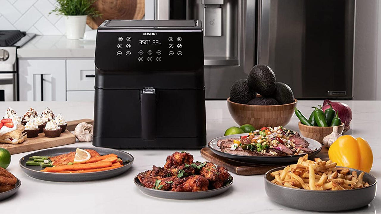 에어프라이어와 오븐 비교, 다양한 요리 음식들이 있는 주방