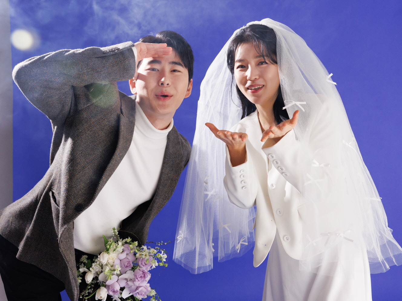 천안사진관 순백스튜디오 커플 프로필사진, 신부동 스튜디오 촬영에 활용한 정장과 드레스 의상 사진
