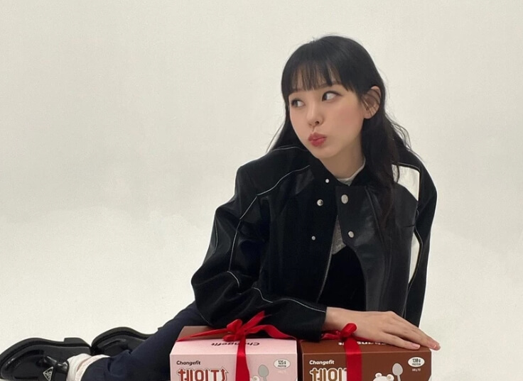 바닥에-앉아서-입술을-내밀고-있는-노제