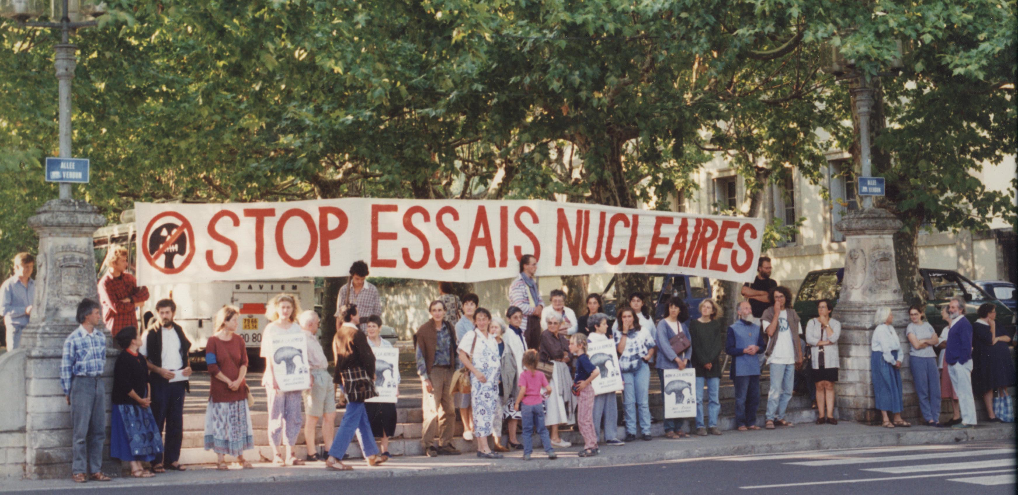 STOP Essais nucleaires manif