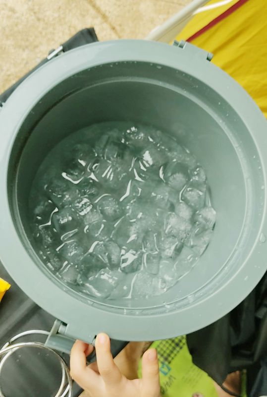 여름철 하루가 지났음에도 거의 녹지 않은 얼음