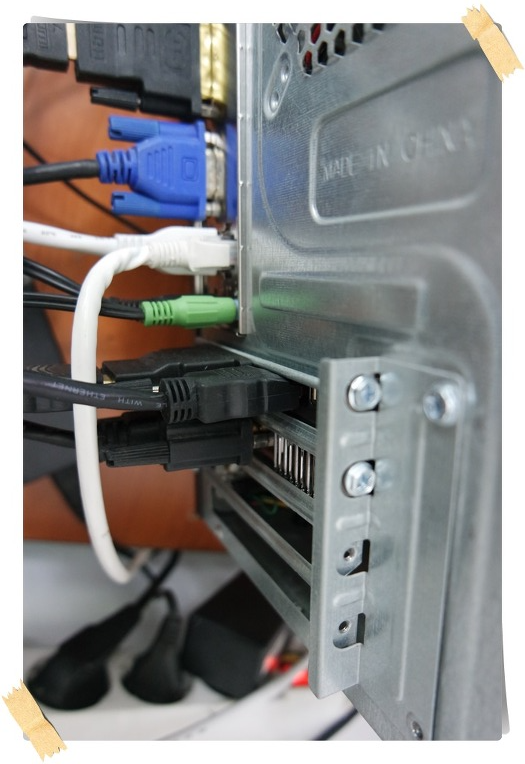 그래픽카드 윗 부분의 철판이 말려진 부분이 있는데, 여기에 HDMI 끝부분이 걸립니다.