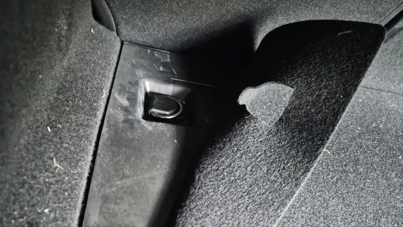 트렁크 카펫 아래 숨어 있는 금속 D링을 찾기