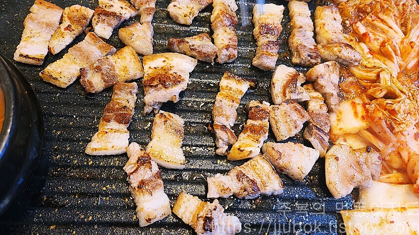 장수골-생삼겹살-굽기