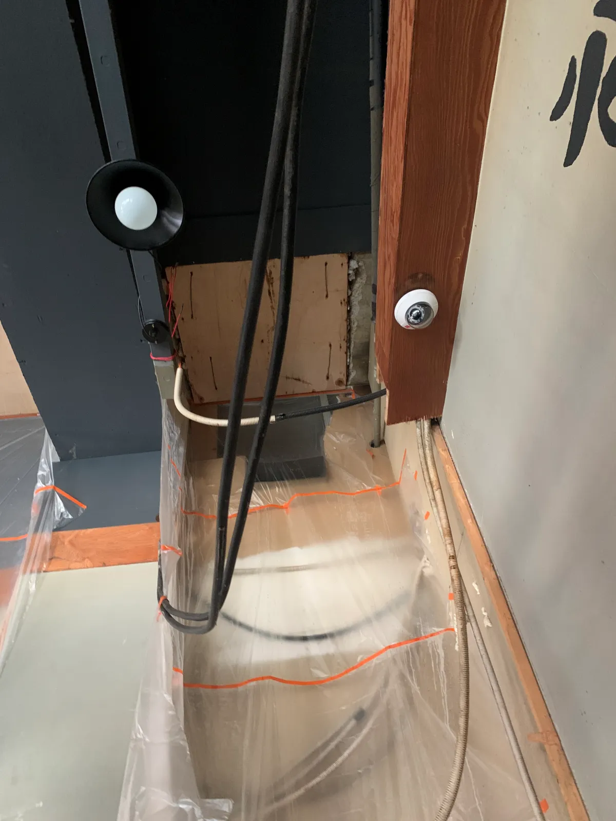 덤웨이터-제거된-곳을-막은-합판