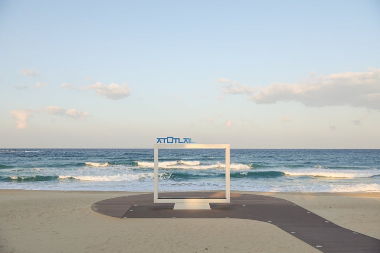 강릉 주문진 해변의 잔잔한 파도와 해안 산책로, 2025년 황금연휴 강원도 힐링 여행지