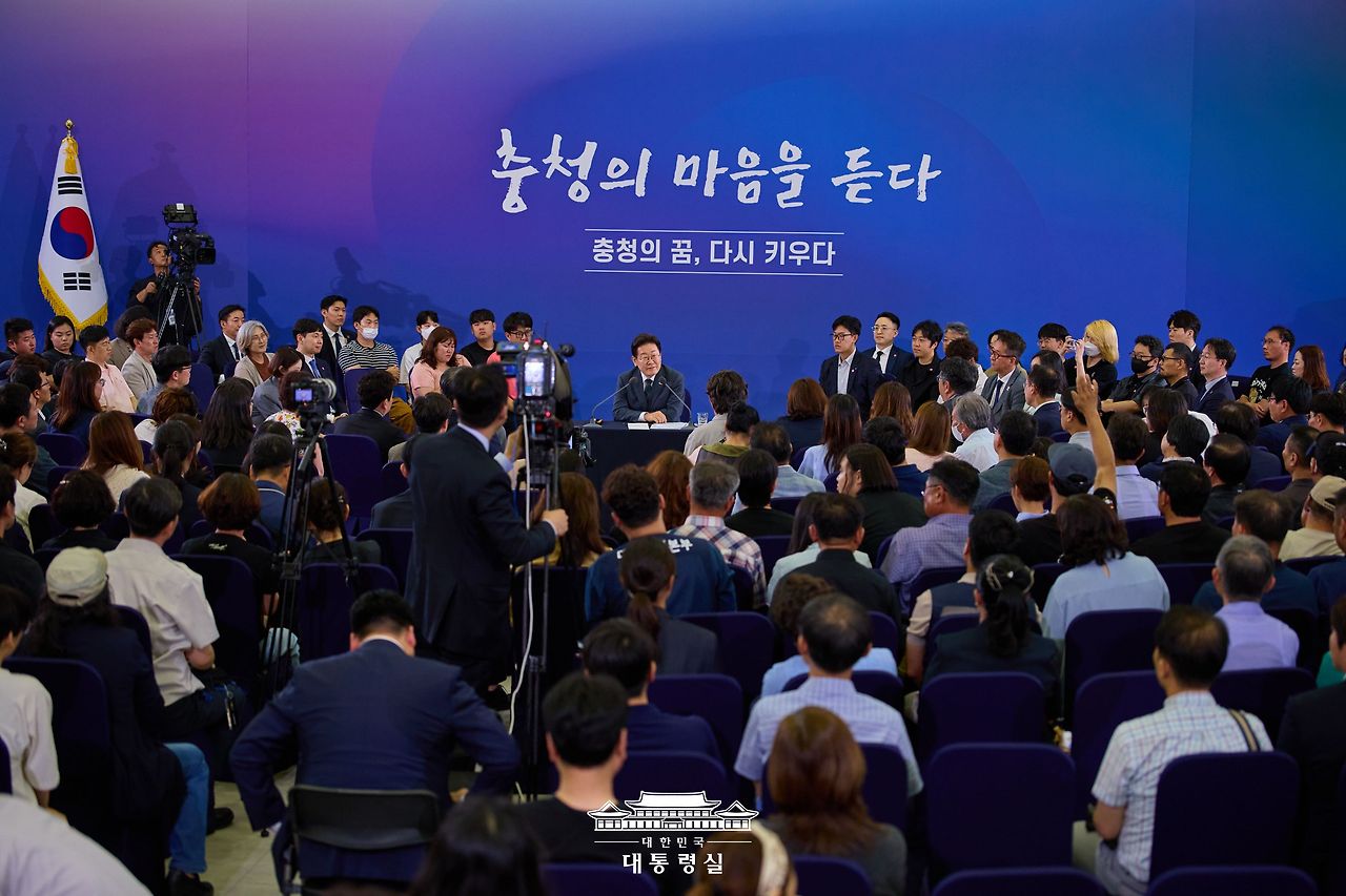 이재명 대통령이 대전 컨벤션 센터 타운홀 미팅을 하고 있다.