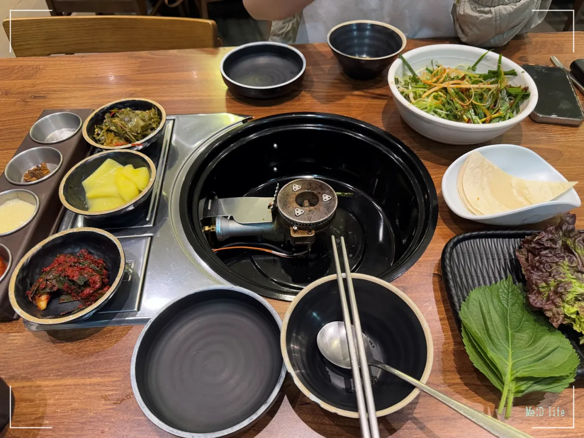 창원-창원 유니시티 어반브릭스-회식-삼겹살-목살-솥밥-미나리삼겹살-직접구워주는고기집-오대지식당-오대지-기본반찬-세팅-깻잎-상추-난