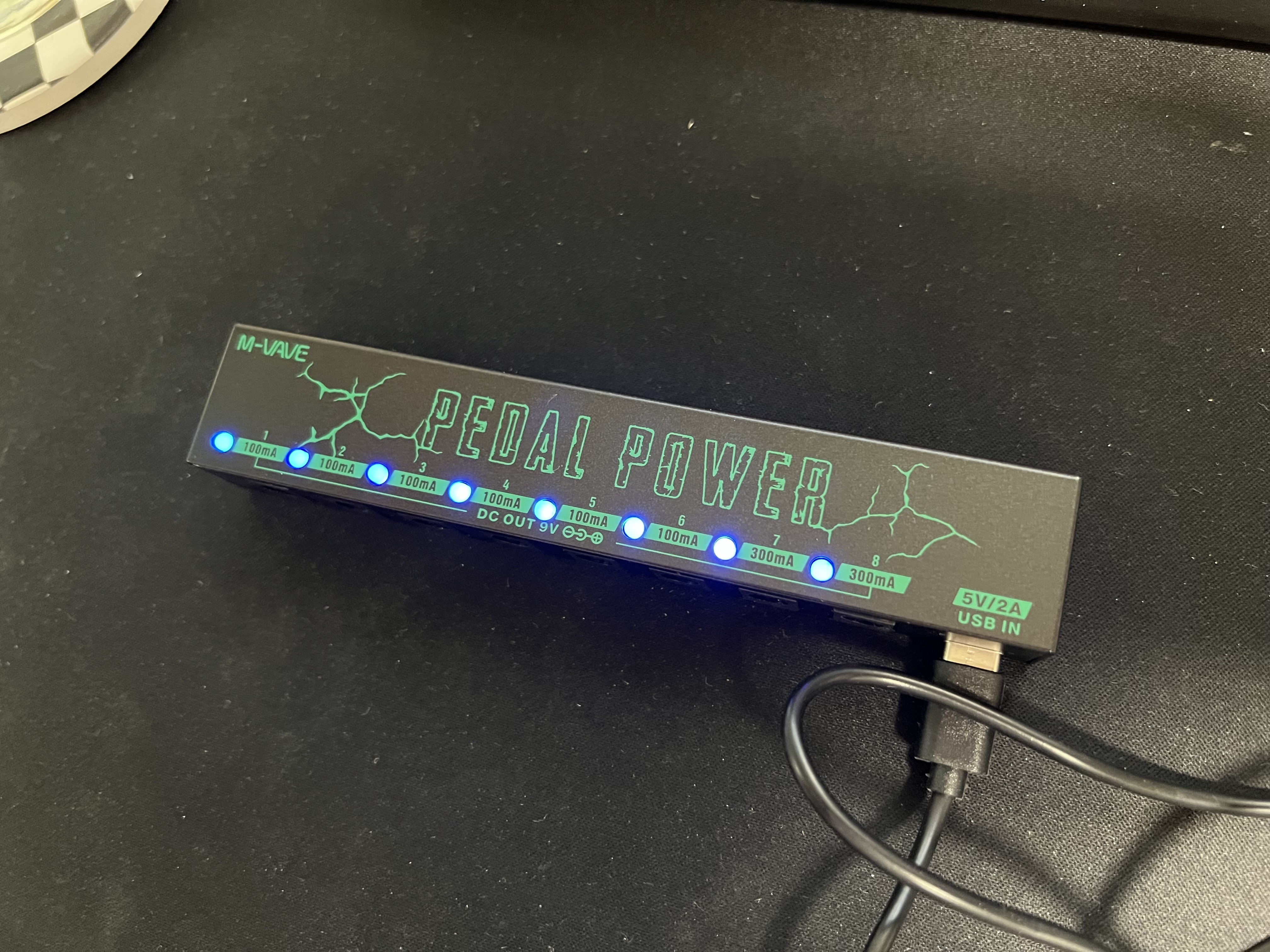 페달 파워에 전원이 들어와서 led에 불이 들어온 사진