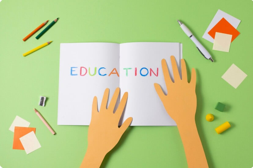 수업하기 위해 책을 펼쳐 놓은 모습