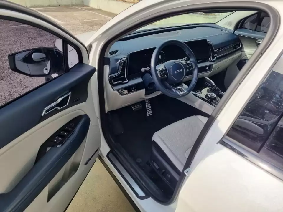 스포티지 LPG의 앞좌석 문을 엽니다.