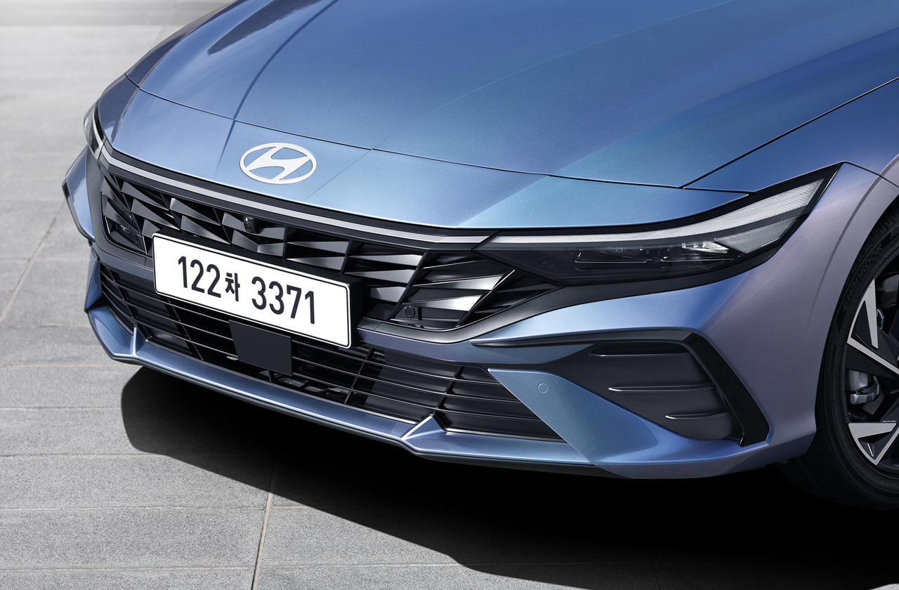 2023년형 현대 아반떼 전면 그릴과 헤드라이트 사진