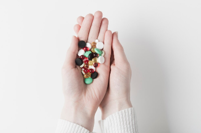 영양제를 들고 있는 손