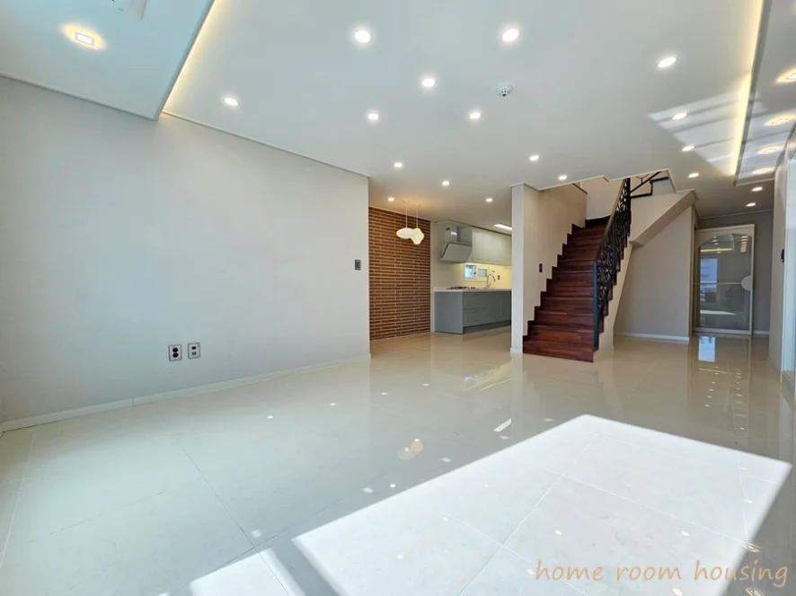 수원시 권선구 구운동 포룸 신축빌라 거실