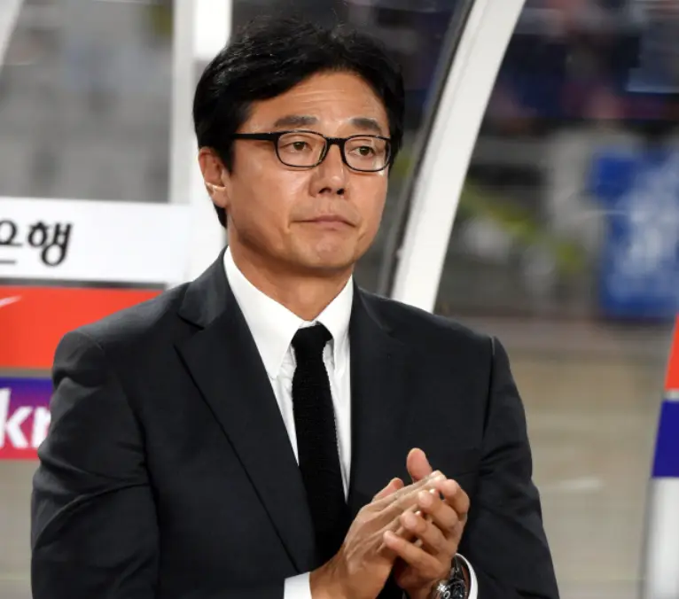 황선홍- 검은색양복을 입고 묵묵히 앞을 바라보며 박수치고 있는 황선홍