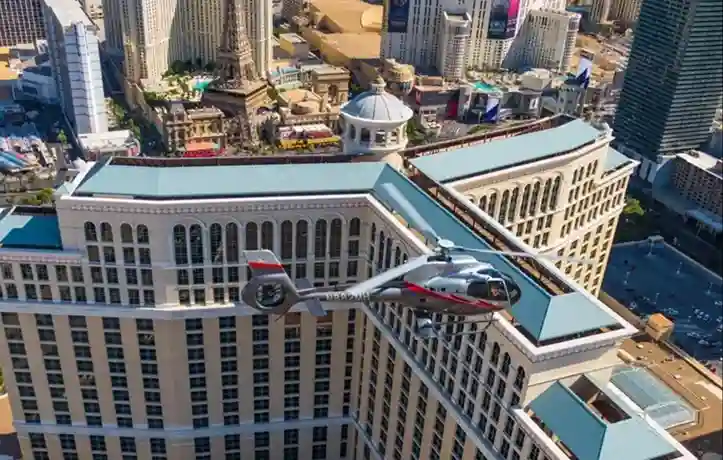 라스베이거스 호텔 건물 위를 비행하며 그랜드 캐니언으로 향하는 헬기 투어