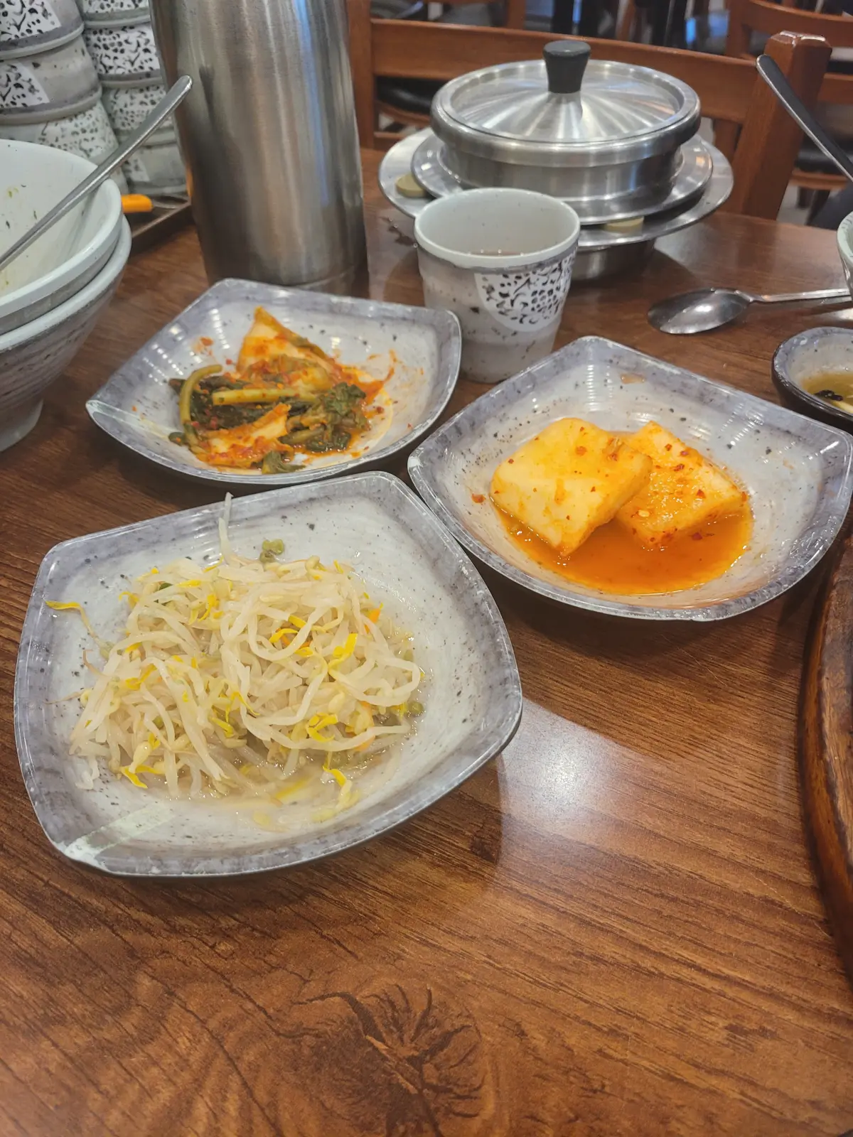 일산-중산동-줄서서먹는-맛집-고봉산시래기-기본-반찬-숙주나물-깍두기-열무-김치