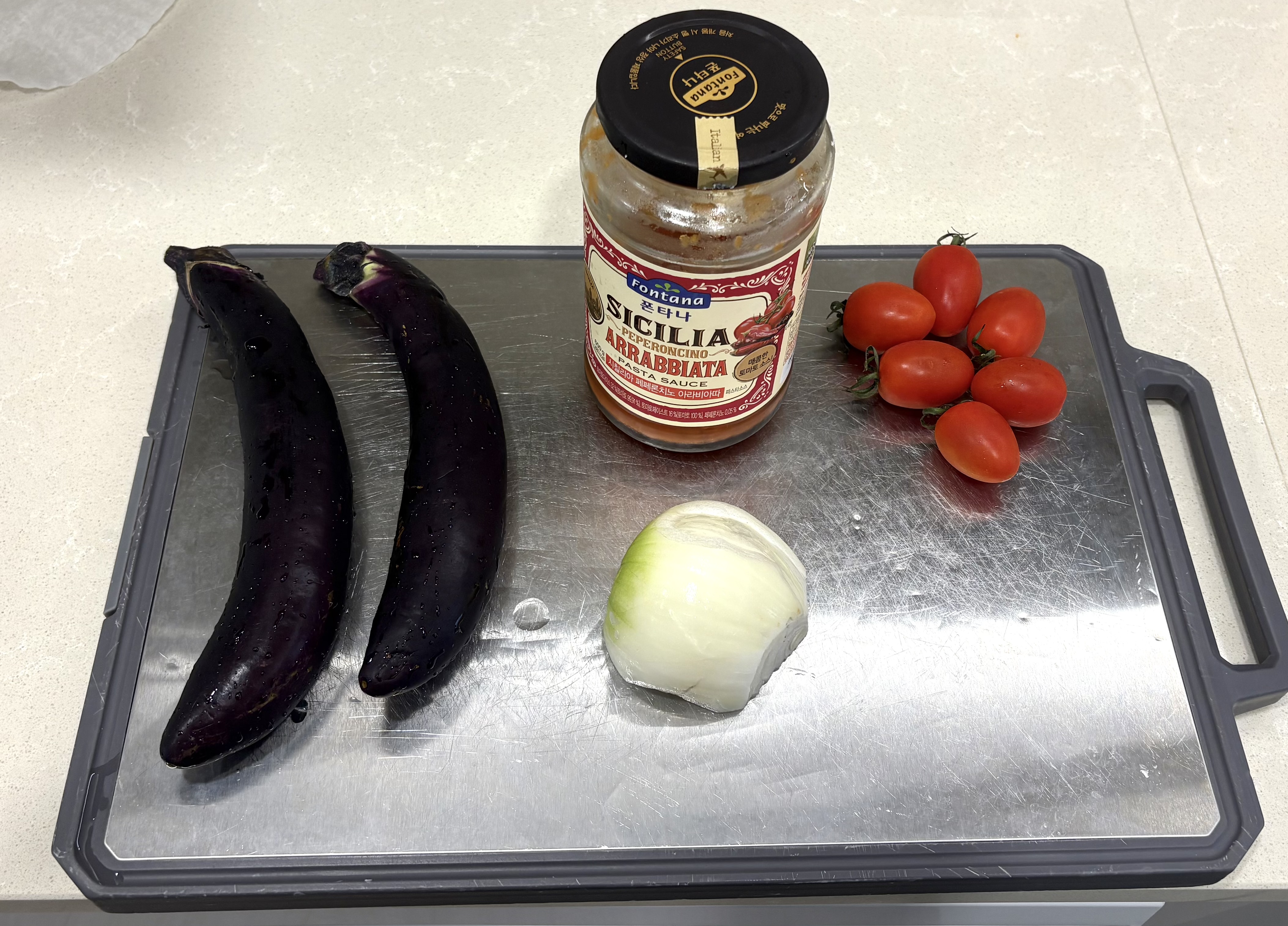 가지, 토마토소스, 양파, 방울토마토