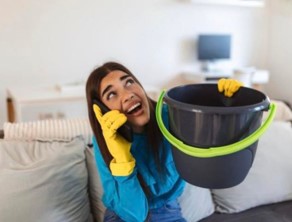 천장에서-새는-비를-바케스로-받고-수리센터에-전화하는-아주머니