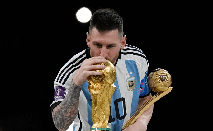 카타르-월드컵-결승전-우승-아르헨티나-선수-리오넬 메시가-월드컵-우승컵에-입맞추는-사진
