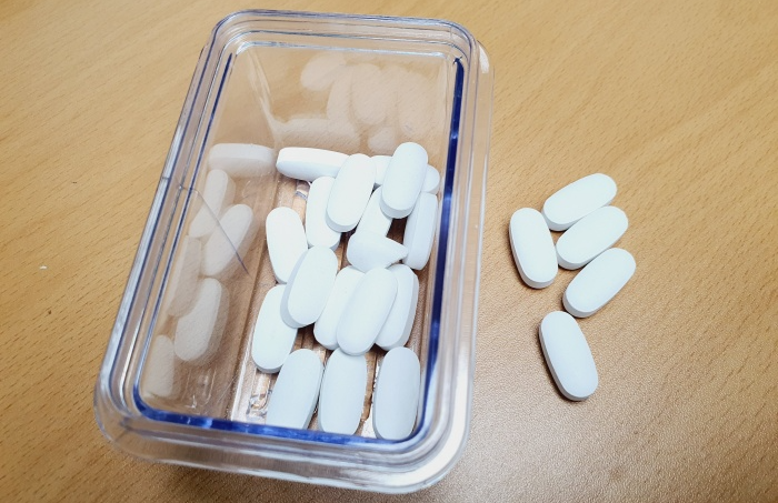 투명-케이스에-담긴-알약