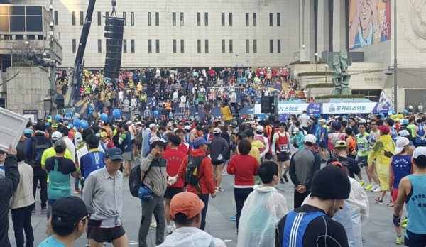 풀코스 마라톤대회에서 페이스 메이커를 따라가는 참가자들