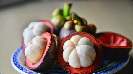 먹기 좋게 손질된 망고스틴