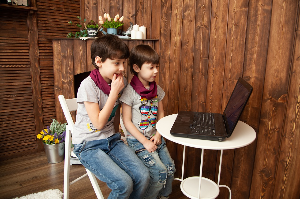 아이들이 노트북으로 영화보고 있는 장면