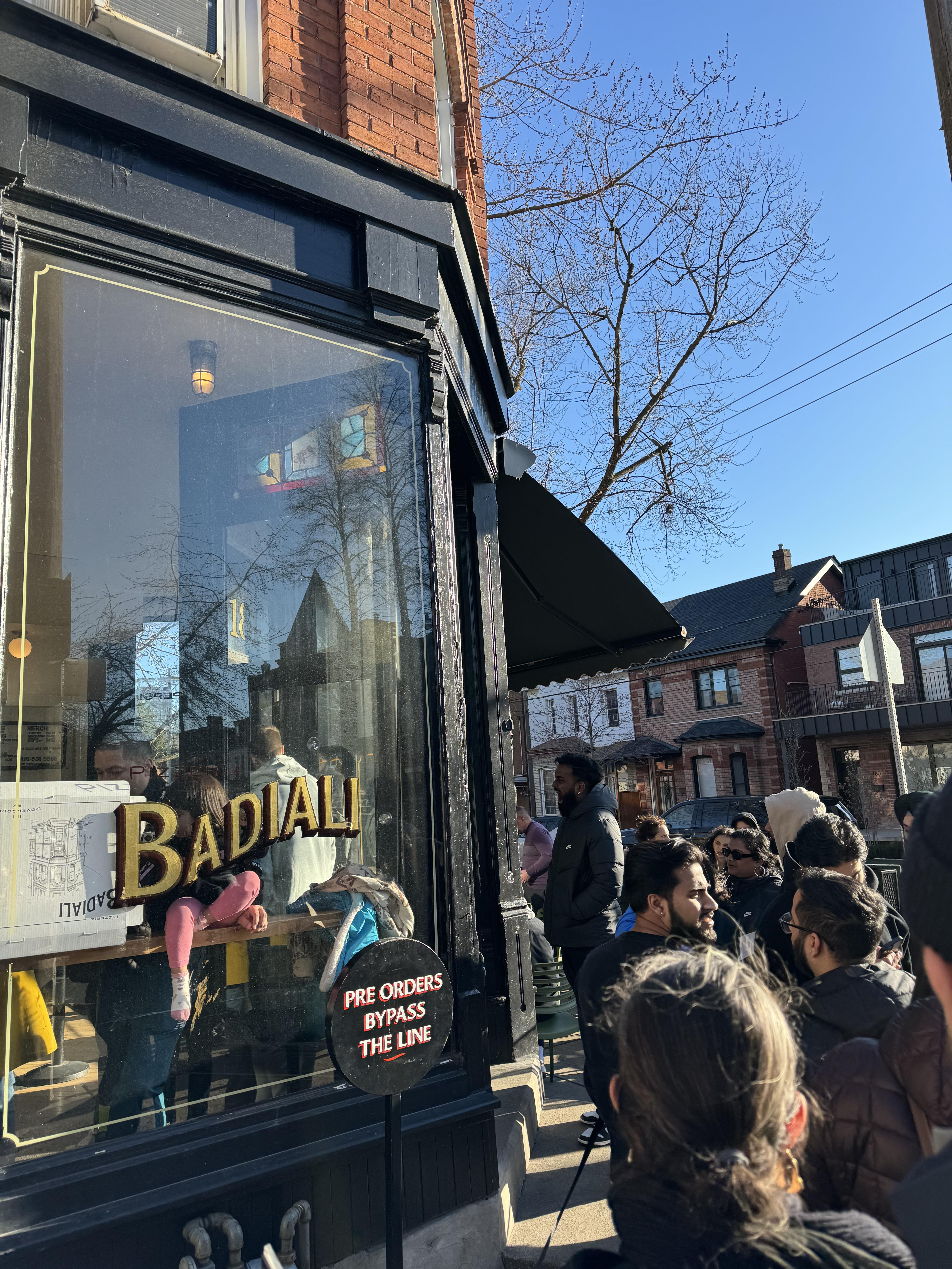 (왼) 아이스크림 맛집 Bang bang icecream (오)피자맛집 BADIALI 사람들이 줄을 서있다.