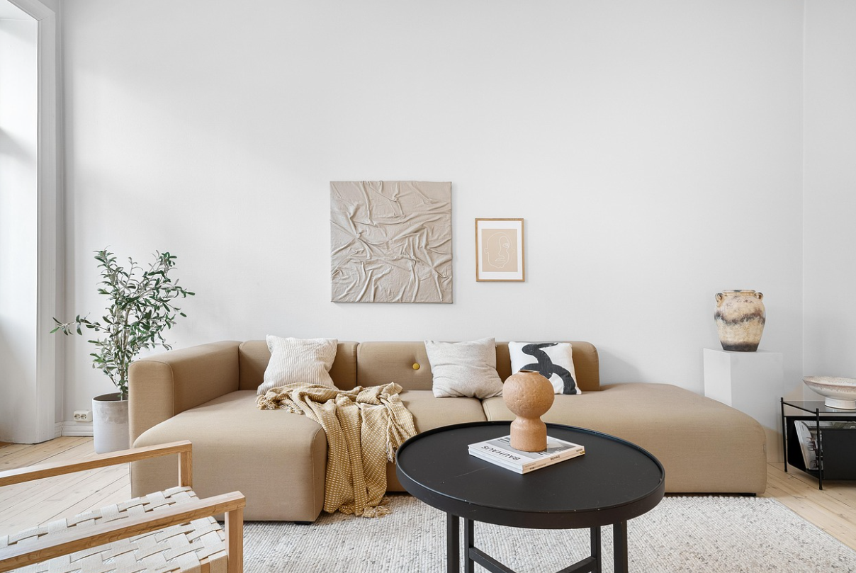 소파와 테이블이 있는 거실